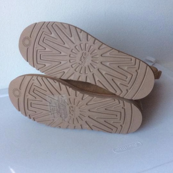 NIB ! UGG Australia Lo Pro Floral Cutout Boot - Picture 4 of 4